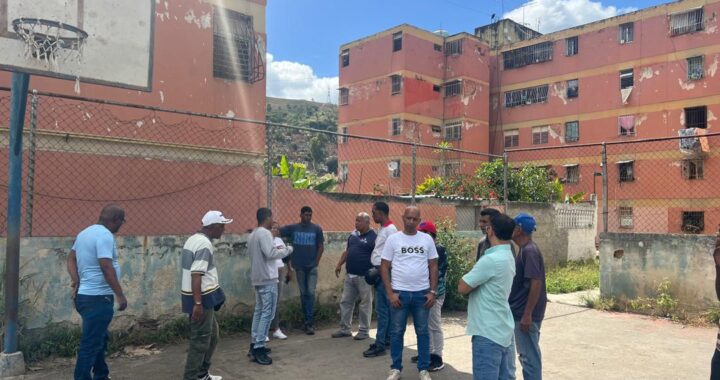 Vecinos de Macarao piden rescate de histórica cancha de baloncesto en el Bloque 8