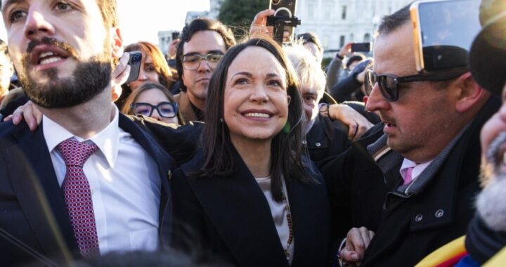 ¡“CENA TRANQUILA” CON LLAMADA PRESIDENCIAL! TRUMP IRRUMPE EN ALTAVOZ PARA ALABAR A MARÍA CORINA ANTE LA DIÁSPORA EN MIAMI