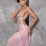 ¡SOL Y BRONCEADO A DOMICILIO!: ASÍ NATALIA CONVIRTIÓ A CCS EN UNA CABINA DE SPRAY TAN CON PRODUCTOS IMPORTADOS